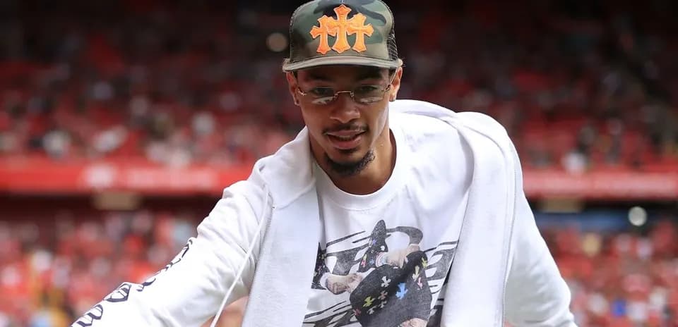 Jugador saludando en el estadio lleno de espectadores