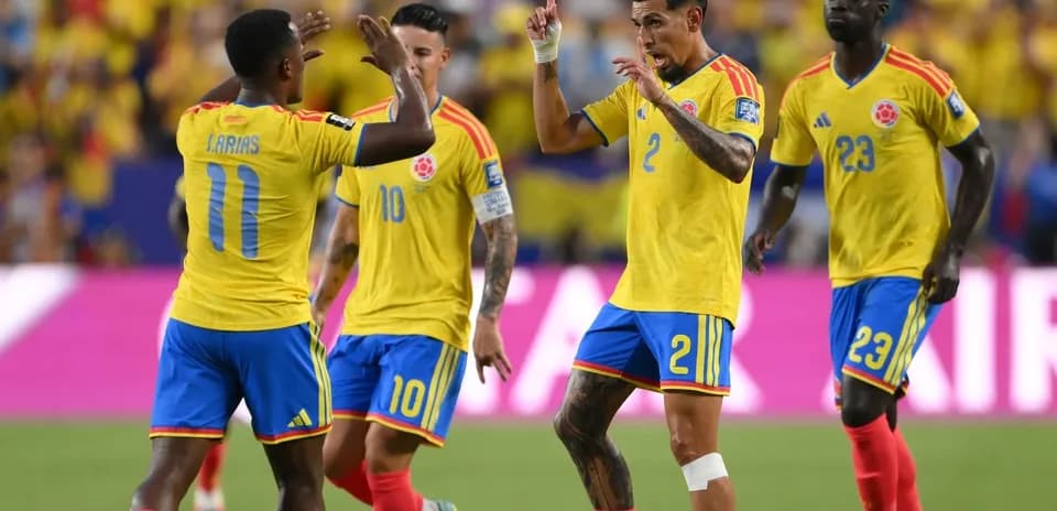 Jugadores de Colombia celebrando un gol en el partido