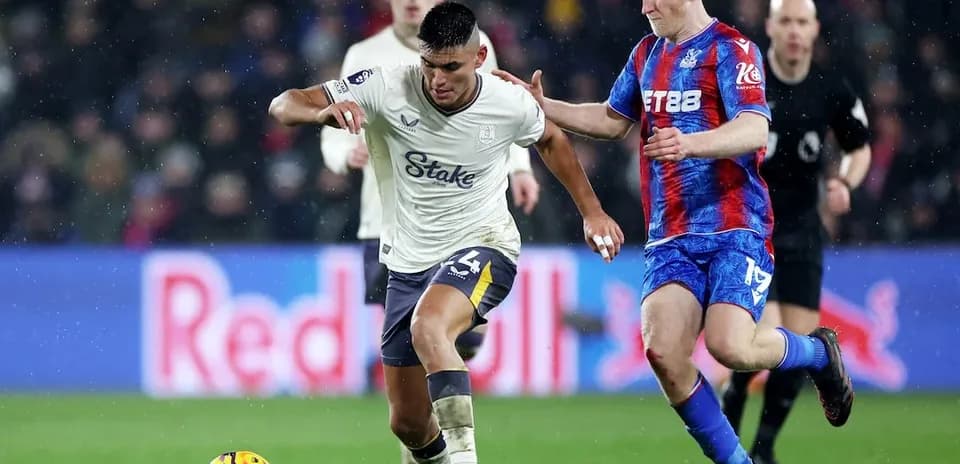 Jugador de Crystal Palace persigue a rival de Everton