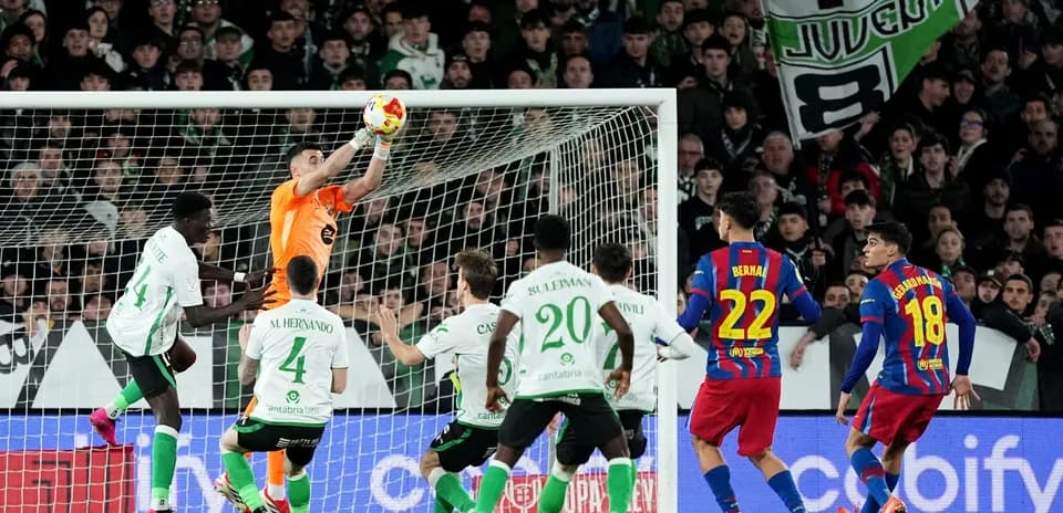Portero deteniendo un tiro en el área de gol