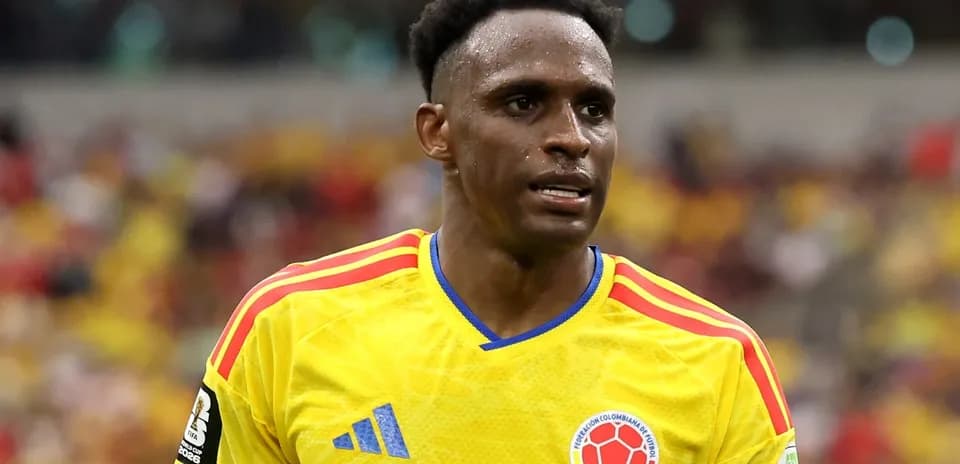 Jugador de fútbol con camiseta amarilla durante partido