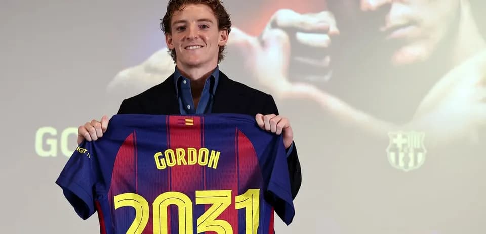 Jugador presenta camiseta de Barcelona con el nombre Gordon