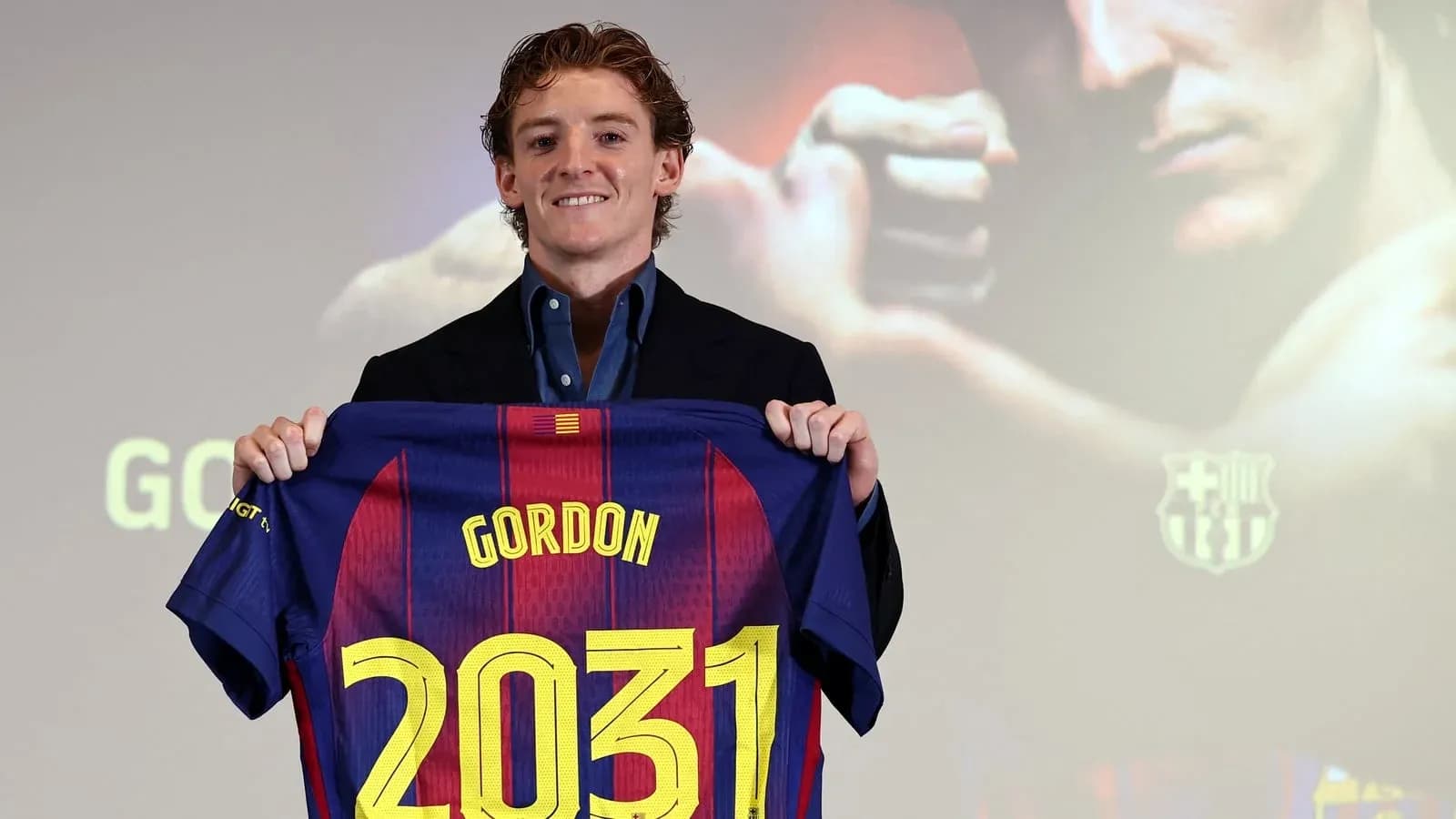 Jugador presenta camiseta de Barcelona con el nombre Gordon