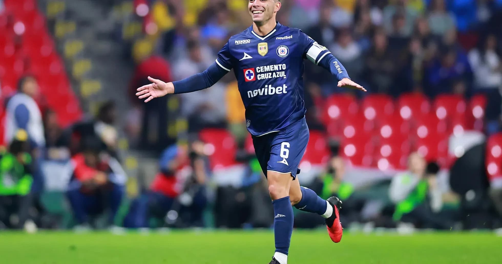 Jugador de Cruz Azul celebrando un gol