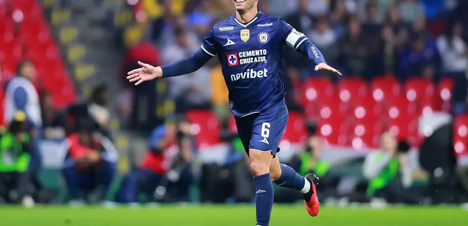 Jugador de Cruz Azul celebrando un gol