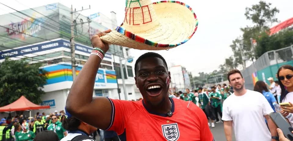 Aficionado con camiseta de Inglaterra y sombrero en evento