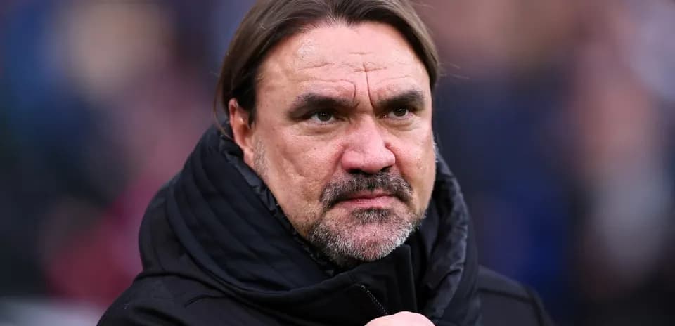 Entrenador observando el partido desde la banda