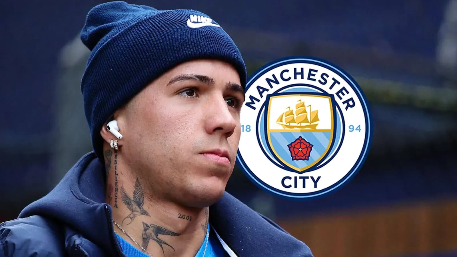 Jugador de Manchester City con auriculares y gorro