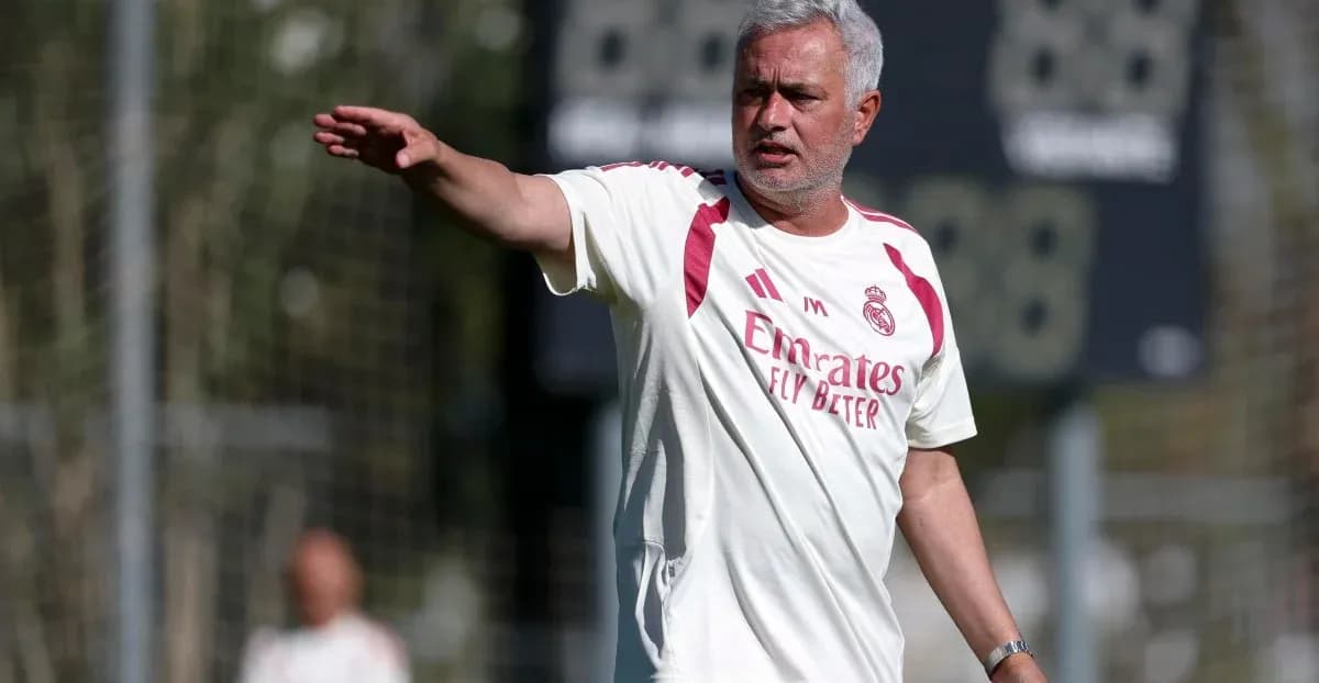 Entrenador dirigiendo sesión de entrenamiento en campo