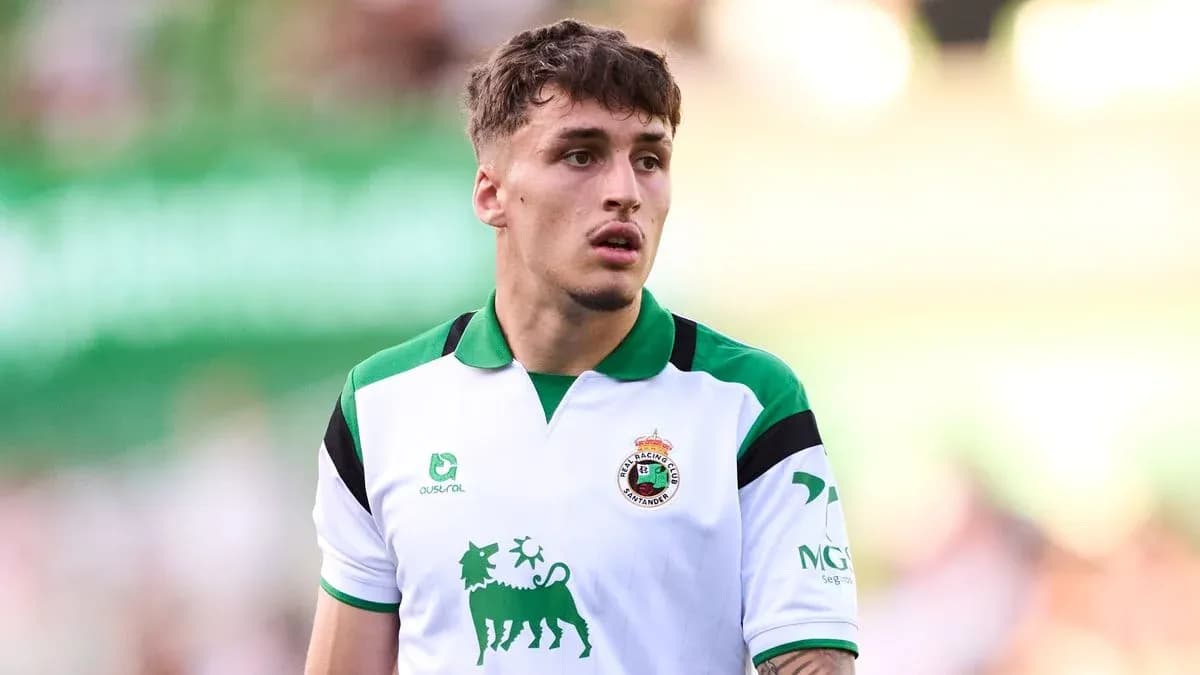 Jugador de Racing de Santander en el campo