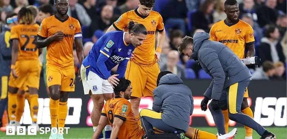 Jugadores de Everton y otro equipo atendiendo a un jugador lesionado