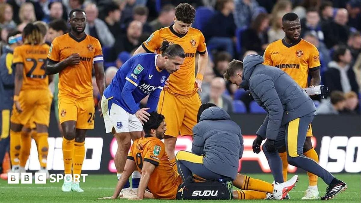 Jugadores de Everton y otro equipo atendiendo a un jugador lesionado