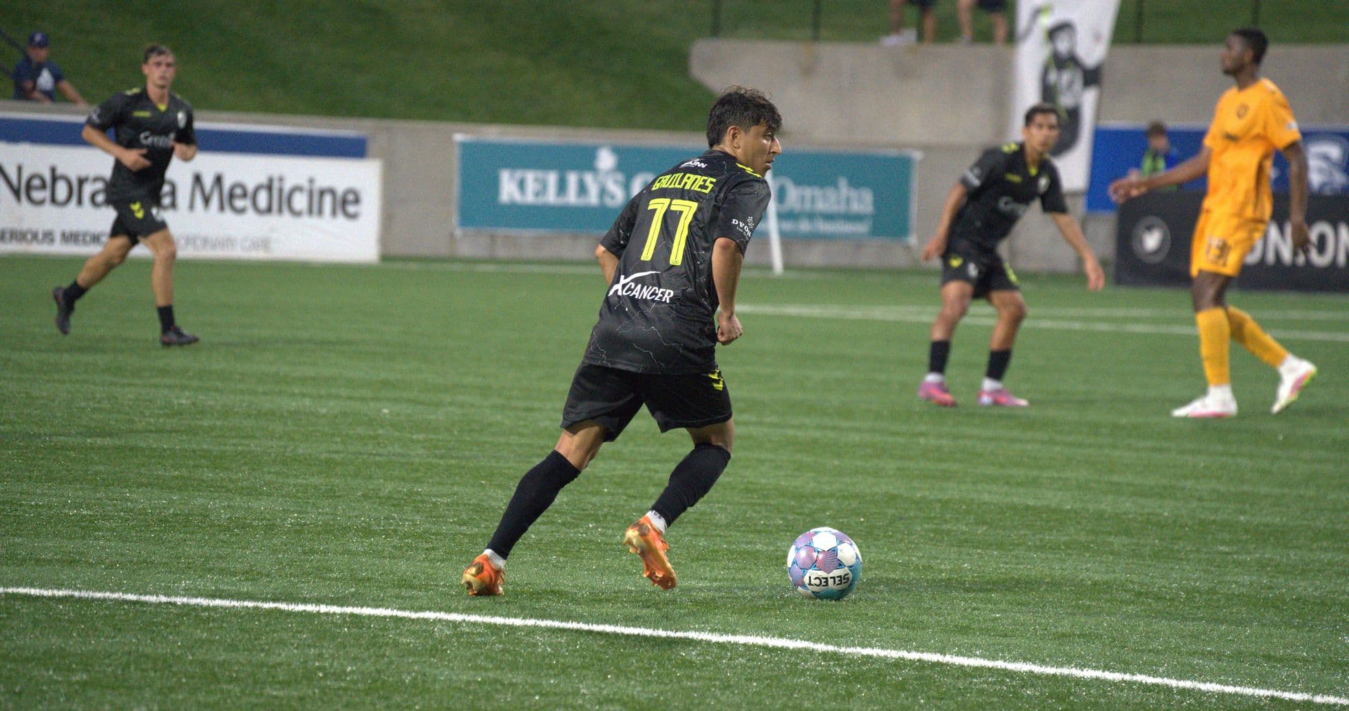 Jugador de Union Omaha en acción durante el partido