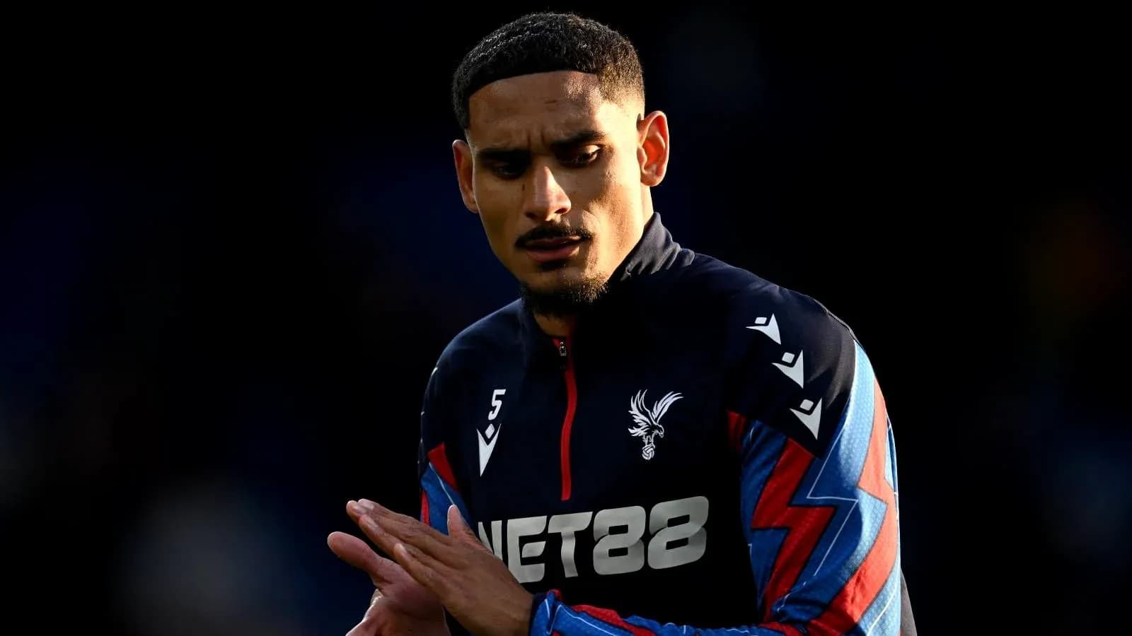 Jugador de Crystal Palace en el campo durante calentamiento