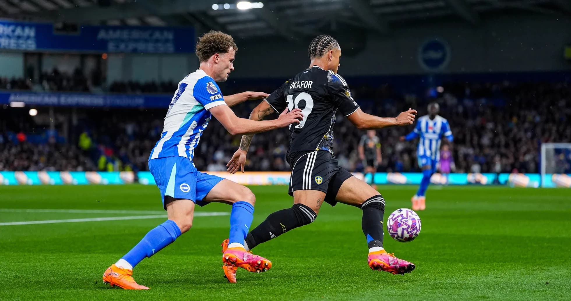 Jugador de Leeds siendo desafiado por jugador de Brighton