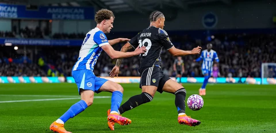 Jugador de Leeds siendo desafiado por jugador de Brighton