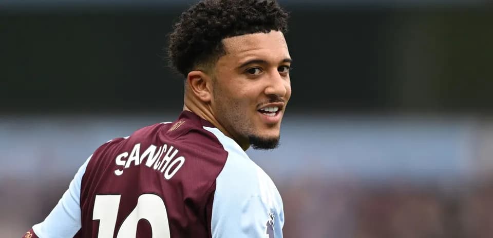 Jugador con camiseta de Aston Villa sonriendo a cámara