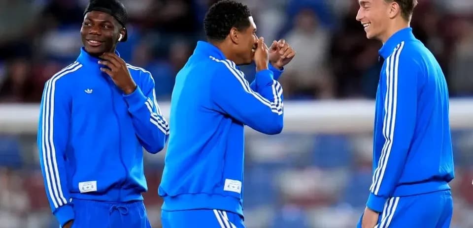 Tres jugadores en calentamiento y riendo juntos