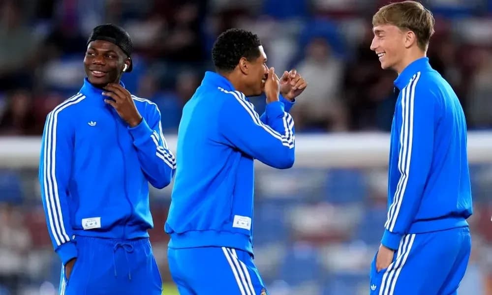 Tres jugadores en calentamiento y riendo juntos