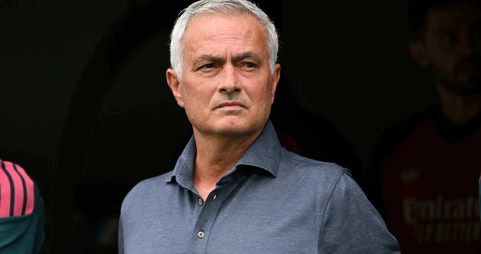 Entrenador observando desde la zona técnica