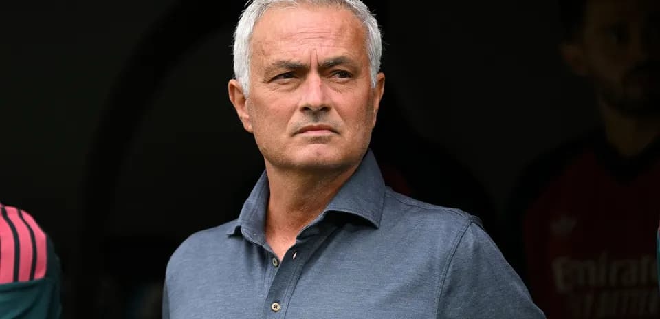 Entrenador observando desde la zona técnica