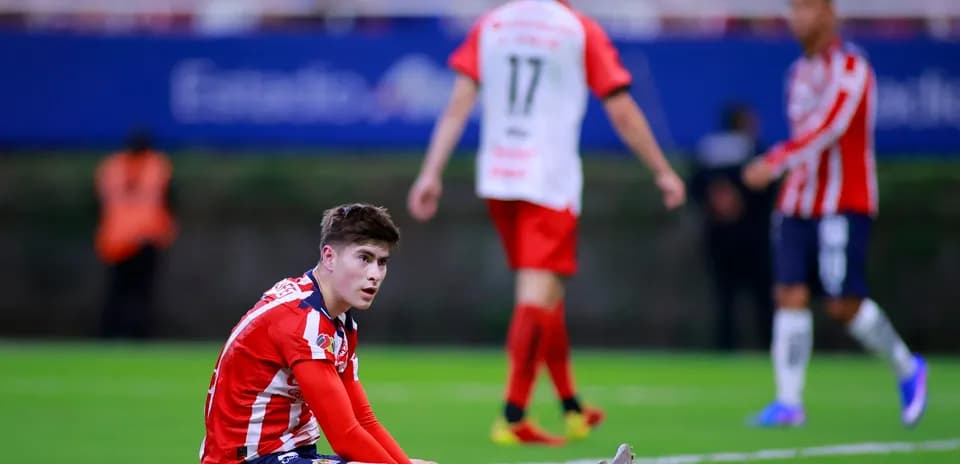 Jugador de Chivas sentado en el campo