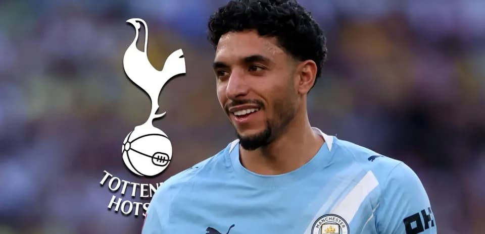 Jugador sonriendo con camiseta de Manchester City