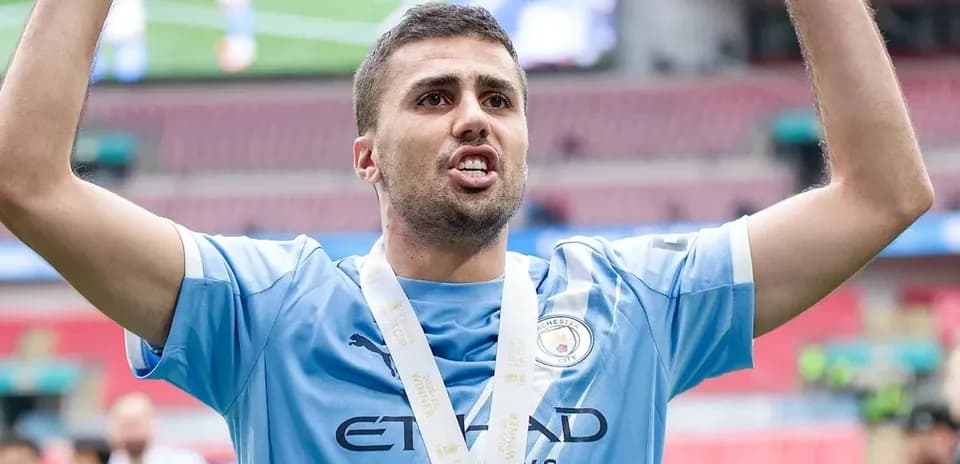 Jugador levantando los brazos con medalla de campeón