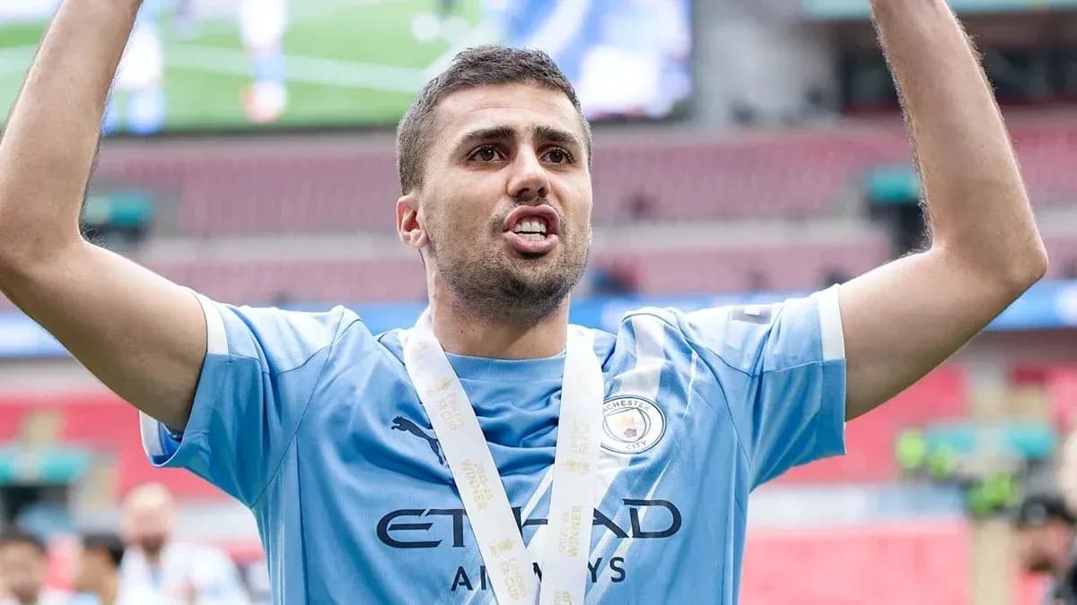 Jugador levantando los brazos con medalla de campeón