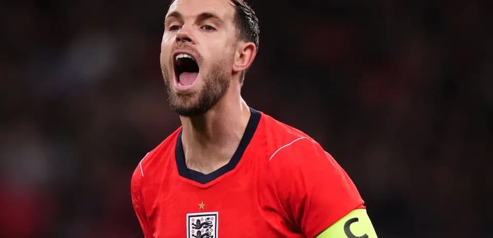 Jugador de Inglaterra gritando en el campo de juego