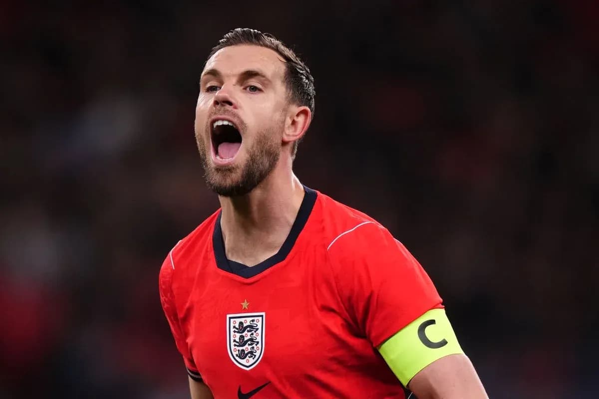 Jugador de Inglaterra gritando en el campo de juego