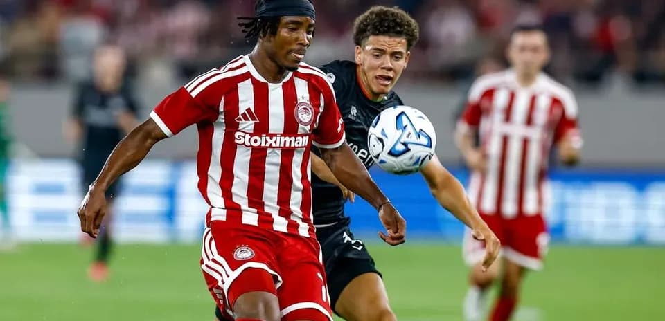 Dos jugadores compitiendo por el balón en el partido