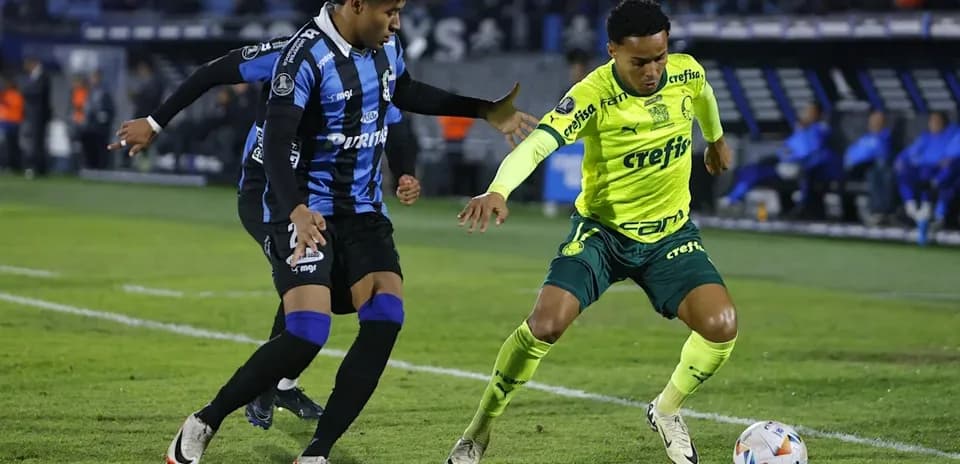 Jugadores compitiendo por el balón en el campo