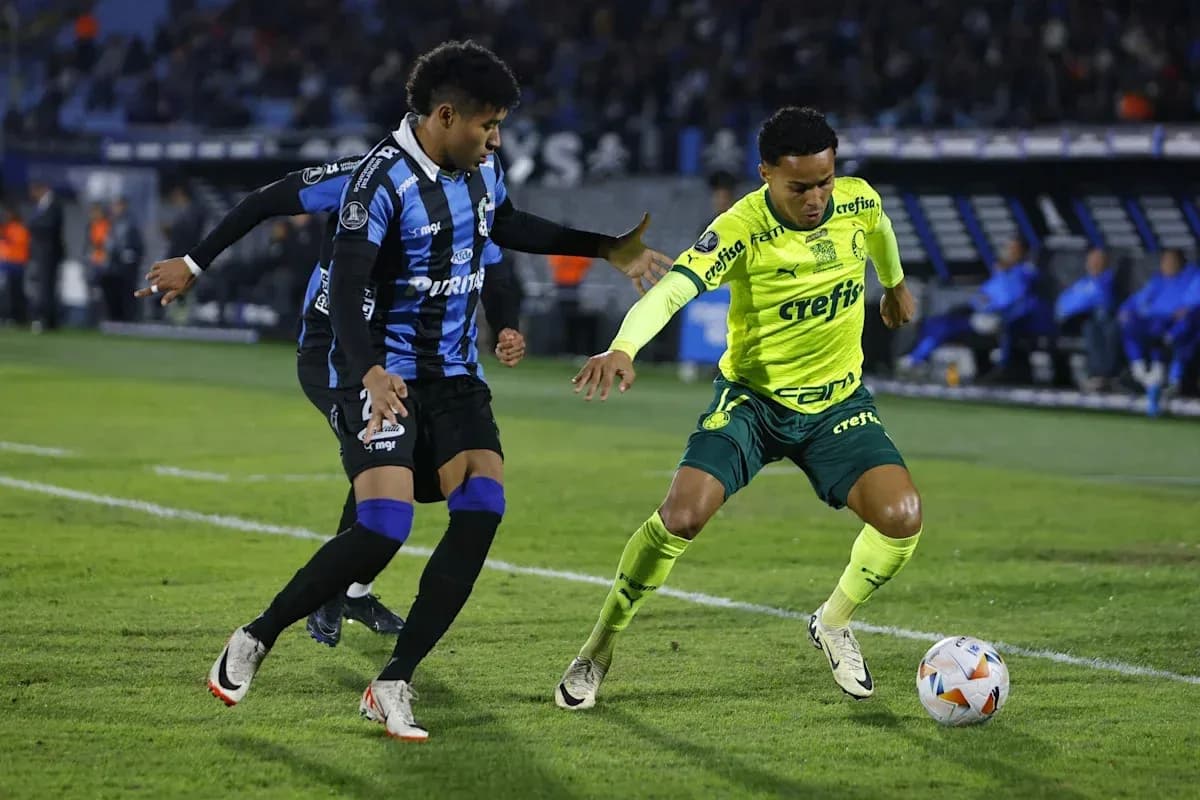 Jugadores compitiendo por el balón en el campo
