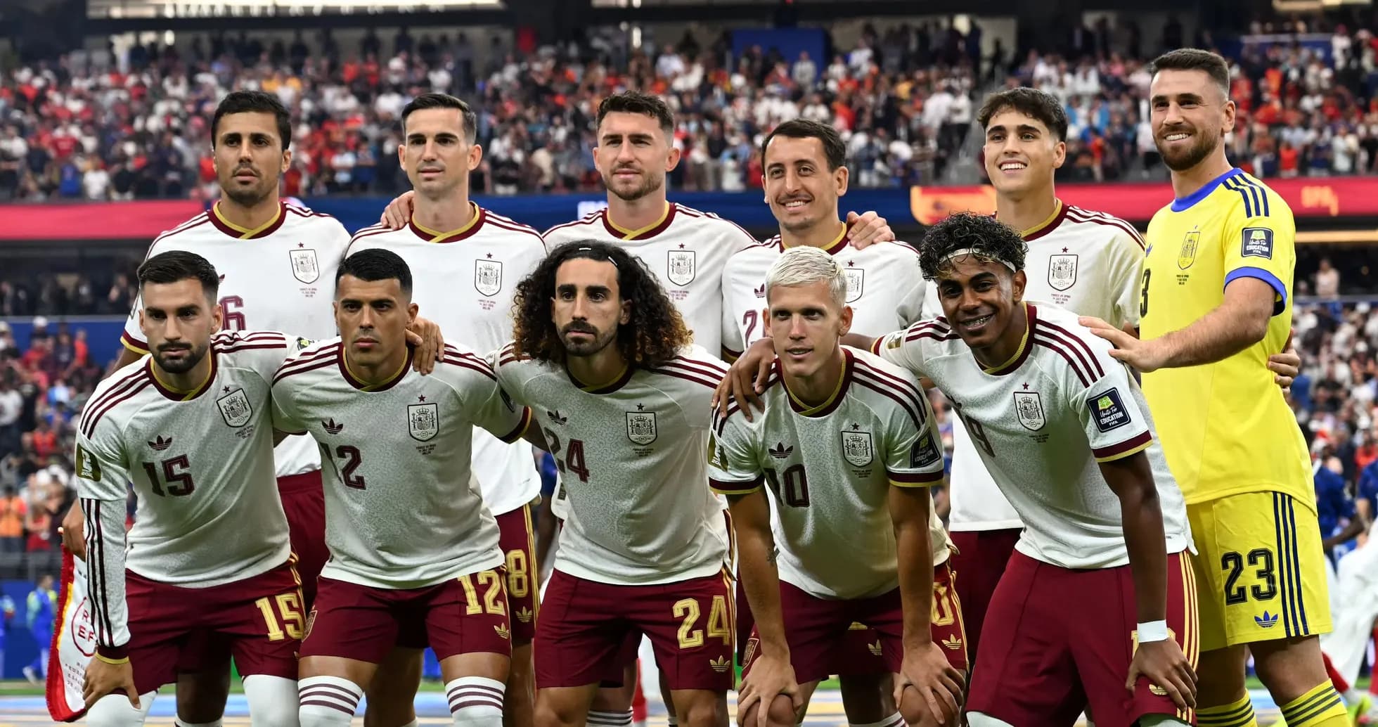 Equipo de fútbol de España posando antes del partido