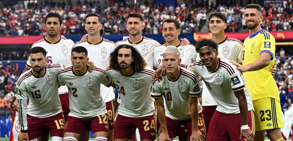Equipo de fútbol de España posando antes del partido