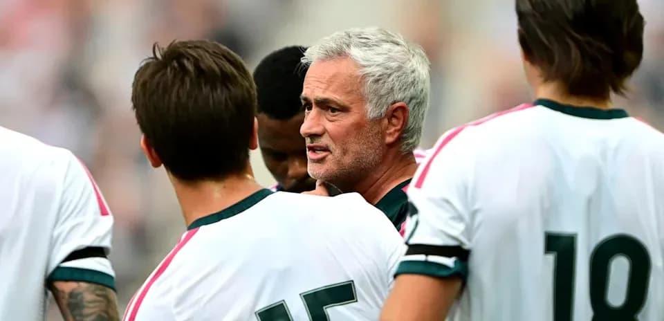 Entrenador hablando con jugadores durante un partido