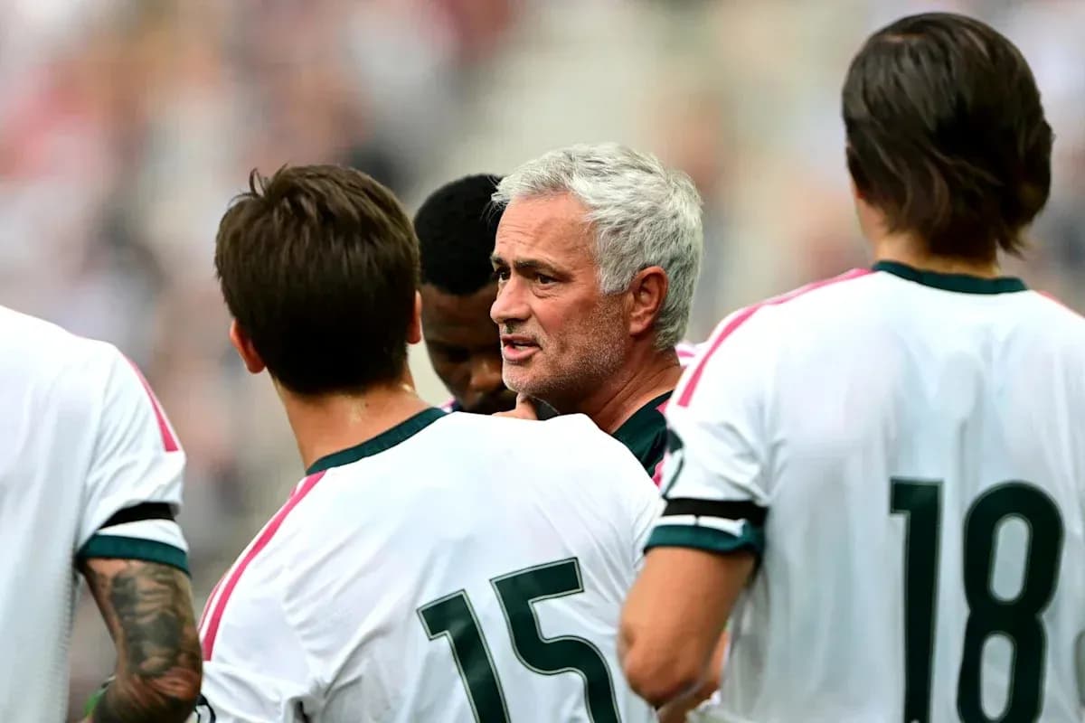 Entrenador hablando con jugadores durante un partido