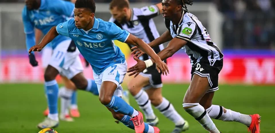 Jugador de Napoli corriendo con el balón contra Udinese