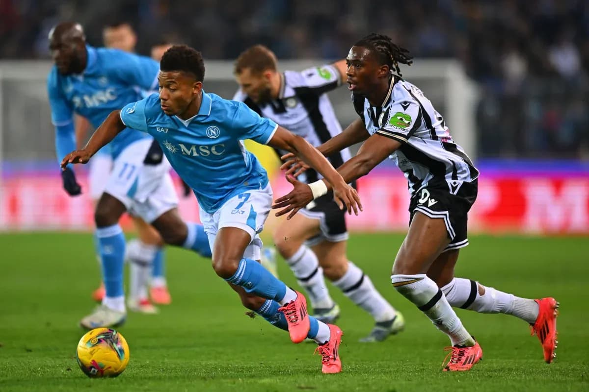 Jugador de Napoli corriendo con el balón contra Udinese
