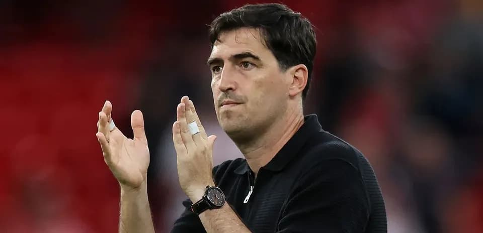 Entrenador aplaudiendo en el estadio