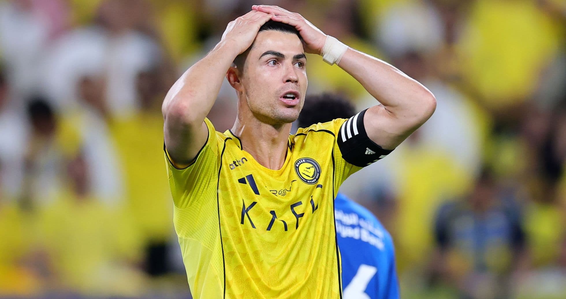 Jugador con camiseta amarilla expresando frustración en el partido