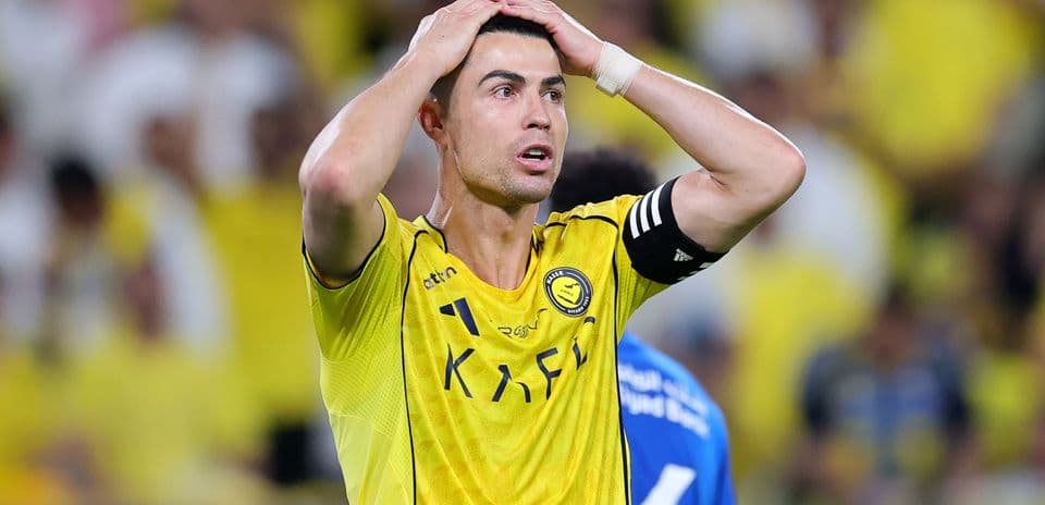 Jugador con camiseta amarilla expresando frustración en el partido