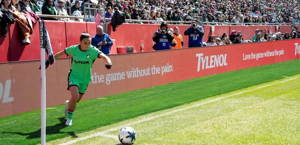 Tiro de esquina durante el partido de fútbol