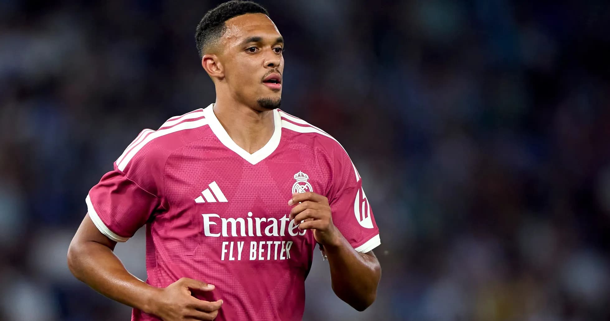 Jugador de Real Madrid corriendo en camiseta rosa