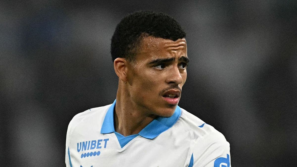 Jugador de fútbol con camiseta de Olympique de Marsella