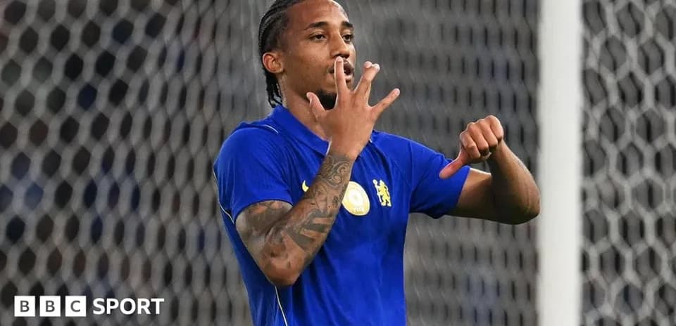 Jugador señalando con las manos durante el partido