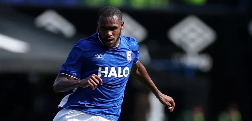 Jugador corriendo con camiseta azul de Ipswich
