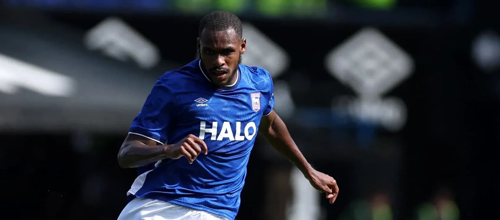 Jugador corriendo con camiseta azul de Ipswich