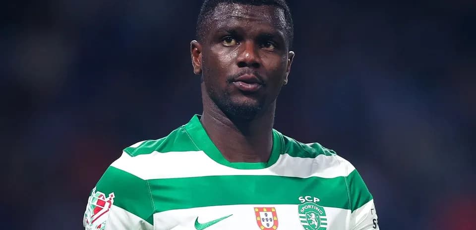 Jugador con camiseta verde y blanca de Sporting CP